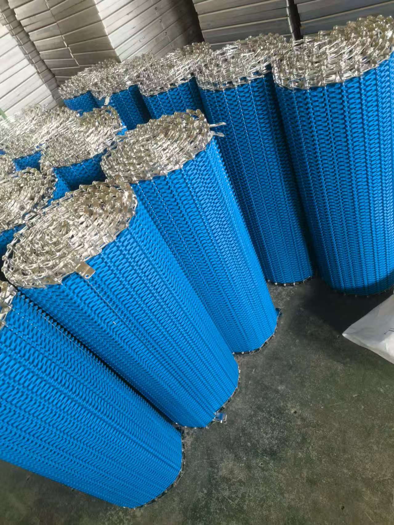 塑料輸送機(jī) 廠家來(lái)圖定制 塑料鏈板提升機(jī) 清洗蔬果流水線 物流用